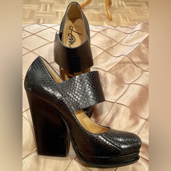Lanvin RARE Black Snakeskin Maryjane Platform 8.5 womens Heel w/ Gold buckle - Picture 4 of 10